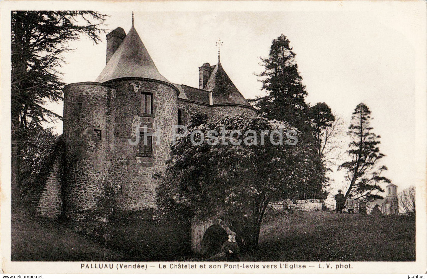 Palluau - Vendee - Le Chatelet et son Pont levis vers l'Eglise - old postcard - France - unused - JH Postcards