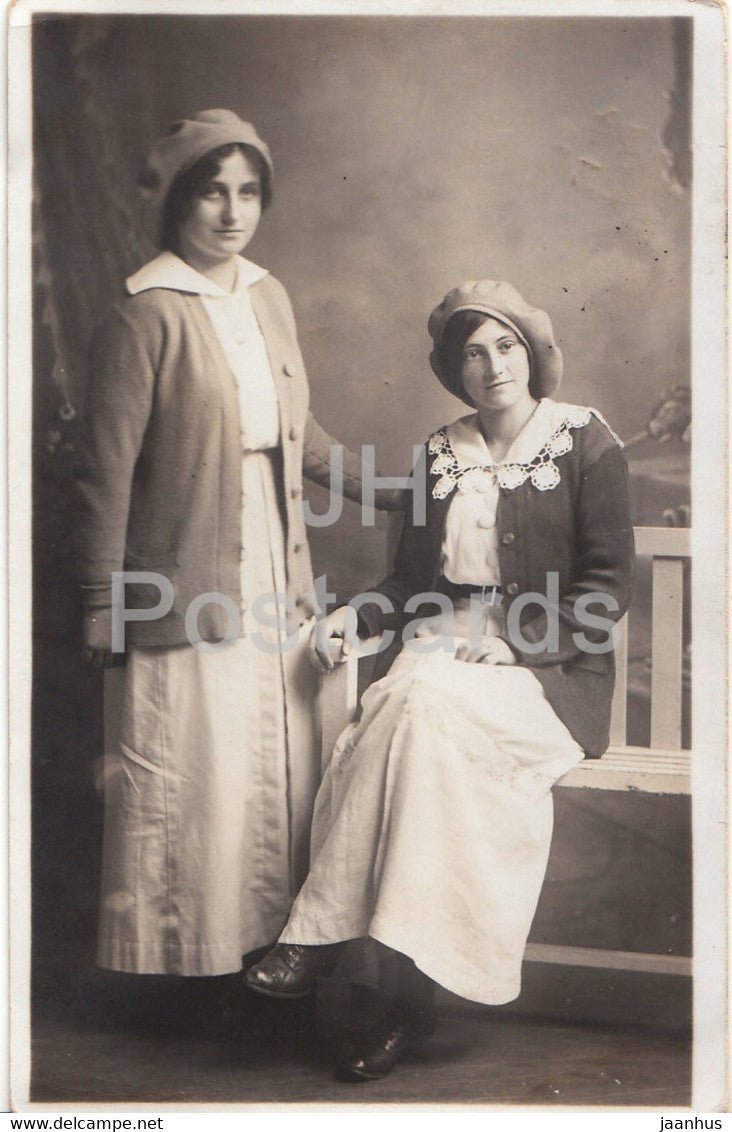 women - Lowe & Co - old postcard - 1914 - United Kingdom - used - JH Postcards