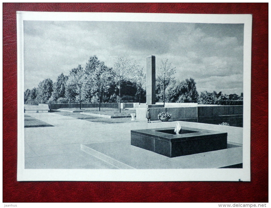 Eternal Fire - Piskaryovskoye Memorial Cemetery - Leningrad  - 1962 - Russia USSR - unused - JH Postcards