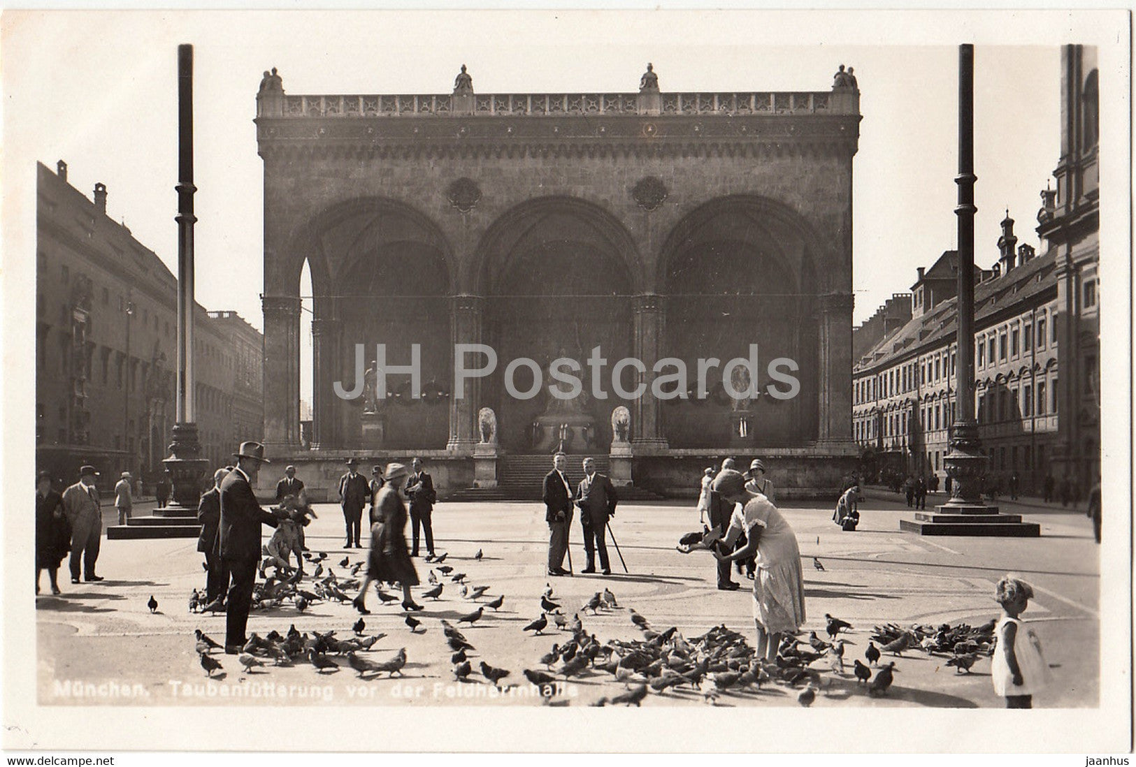 Munchen - Munich - Taubenfutterung vor der Feldherrnhalle - 222 - old postcard - Germany - unused - JH Postcards