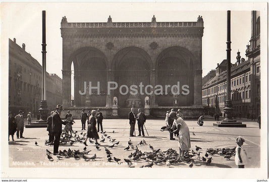 Munchen - Munich - Taubenfutterung vor der Feldherrnhalle - 222 - old postcard - Germany - unused - JH Postcards