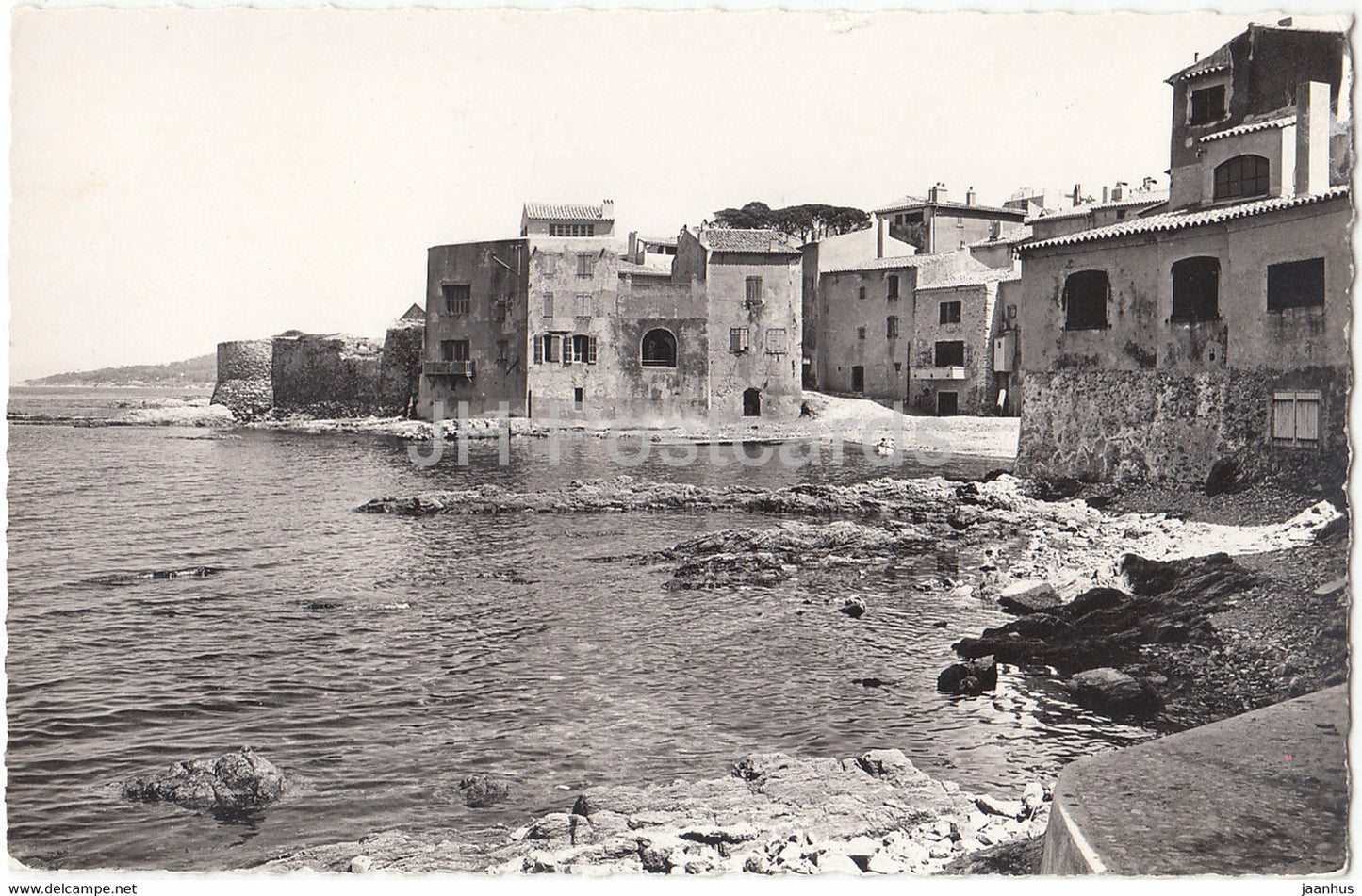 Saint Tropez - Le vieux port - le quartier des pecheurs - old postcard - France - used - JH Postcards
