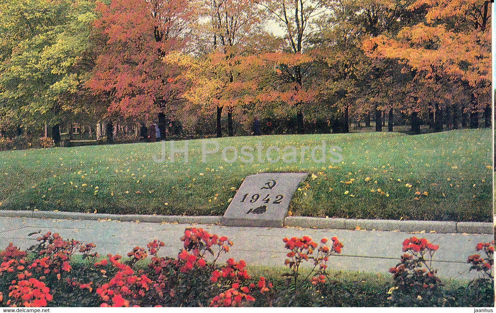 Leningrad - St Petersburg - Piskaryovskoye Memorial Cemetery - mass graves of citizens - 1981 - Russia USSR - unused - JH Postcards