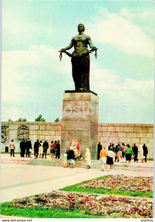 Leningrad - Piskaryovskoye Memorial Cemetery - Monument to the Heroic Defenders - 7 - 1966 - Russia USSR - used - JH Postcards