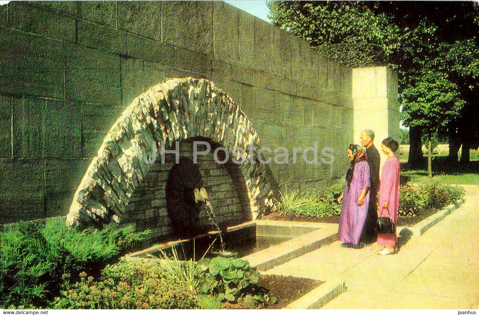 Leningrad - St Petersburg - Piskaryovskoye Memorial Cemetery - fountain - 1976 - Russia USSR - unused - JH Postcards