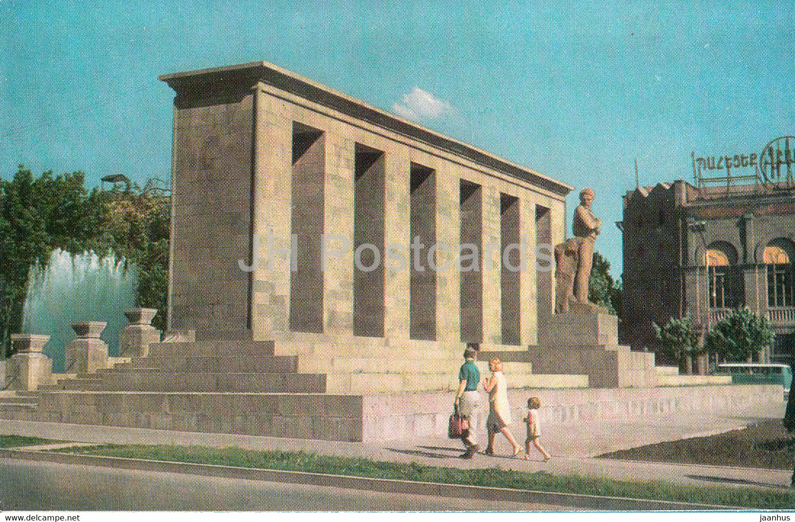 Yerevan - Statue of Stepan Shaumian - Armenia USSR - unused - JH Postcards