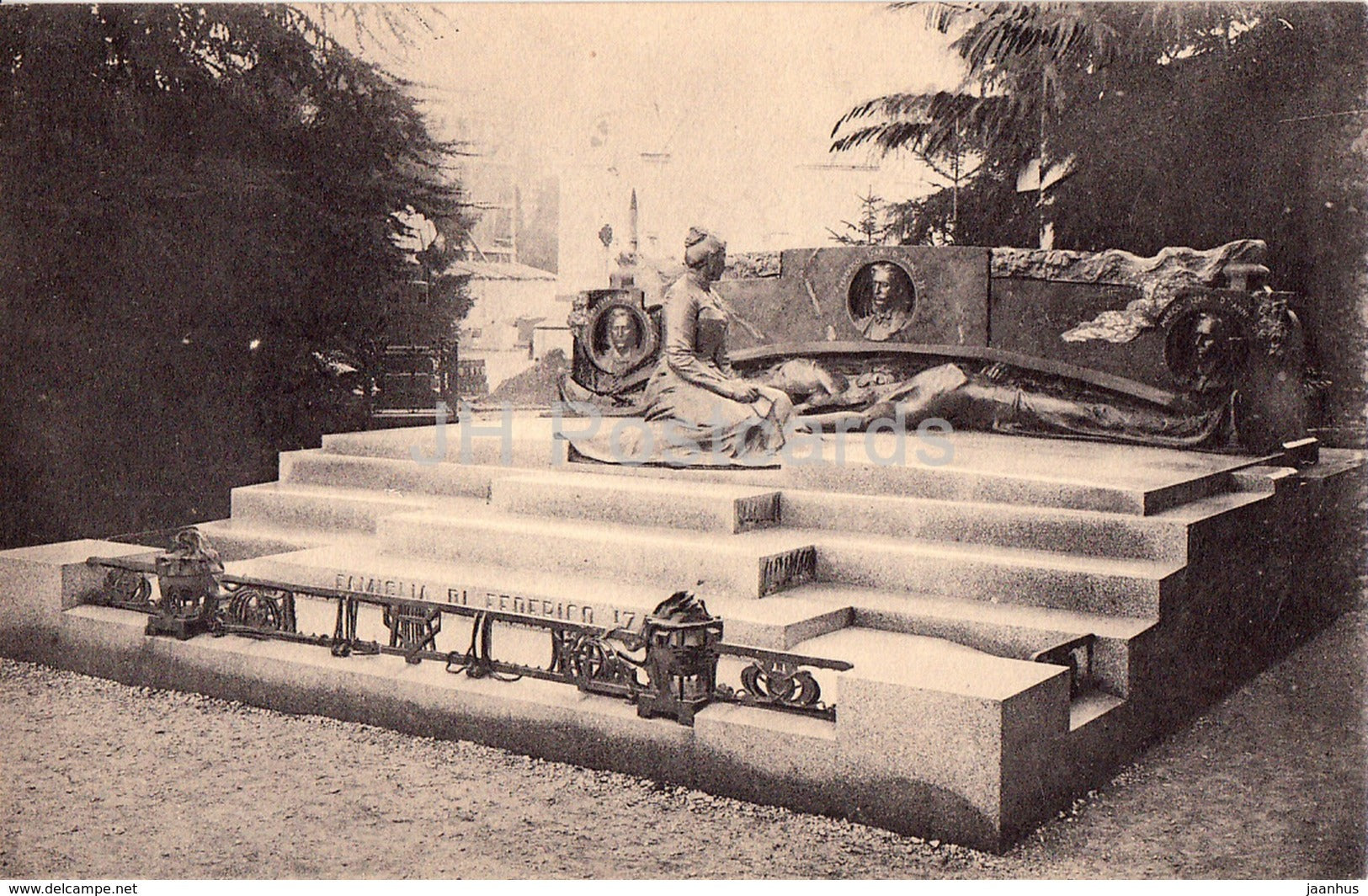 Milano - Milan - Cimitero Monumentale - Monumento Famiglia Izar - cemetery - old postcard - Italy - unused - JH Postcards